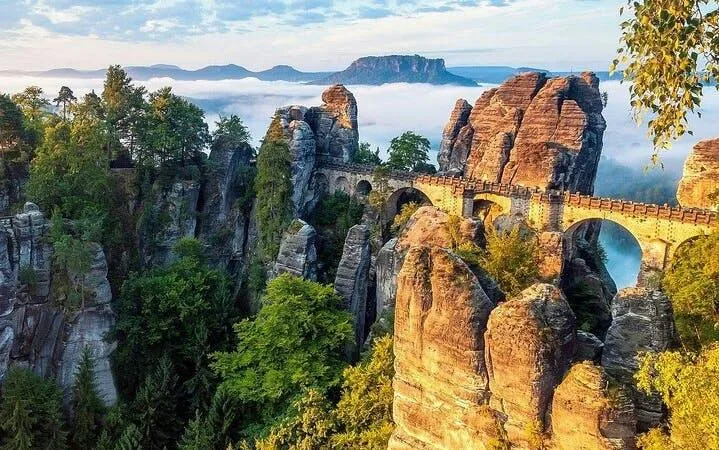 Puente de piedra entre formaciones rocosas de arenisca
