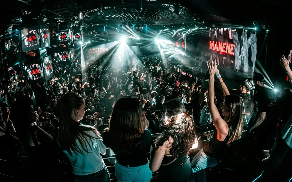 Folla e illuminazione del palco all'interno del nightclub EPIC a Praga