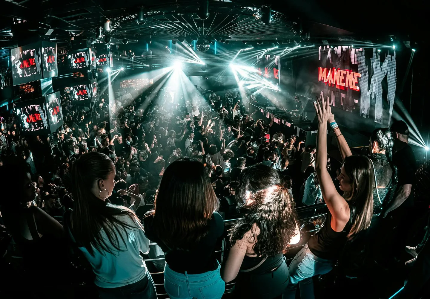 Folla e illuminazione del palco all'interno del nightclub EPIC a Praga