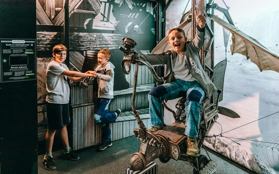 Visiteurs posant sur un décor de film au Musée Karel Zeman