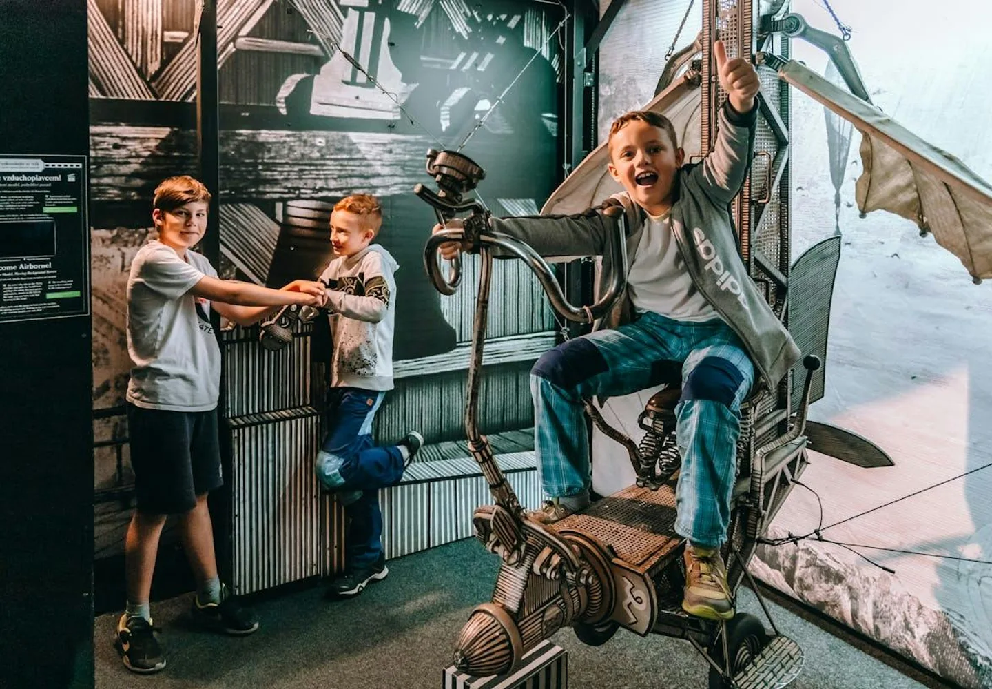 Visiteurs posant sur un décor de film au Musée Karel Zeman