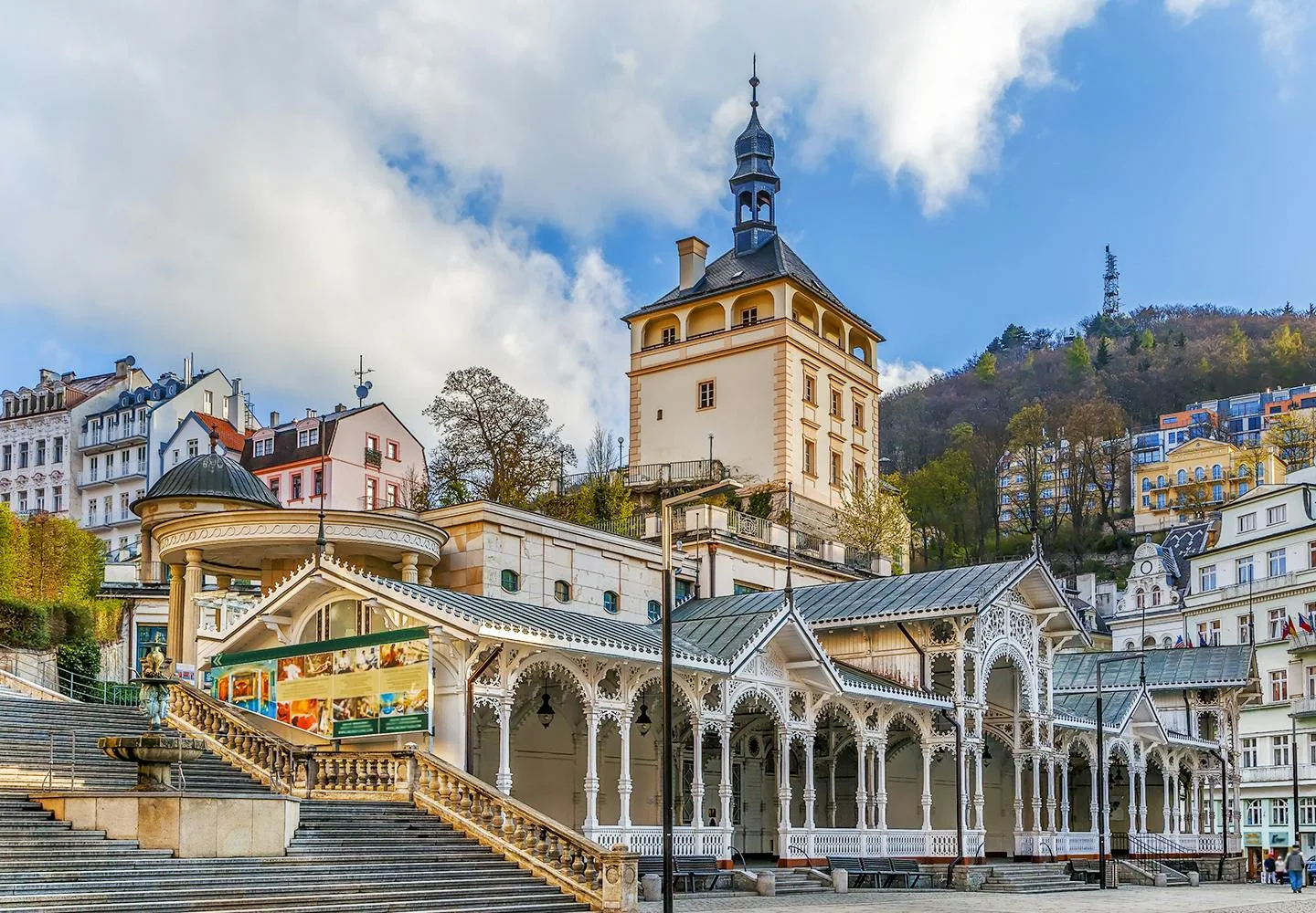 Colonnato di Karlovy Vary con colline boschive sullo sfondo