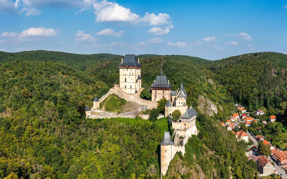 Castello di Karlštejn che si erge sopra le colline boschive
