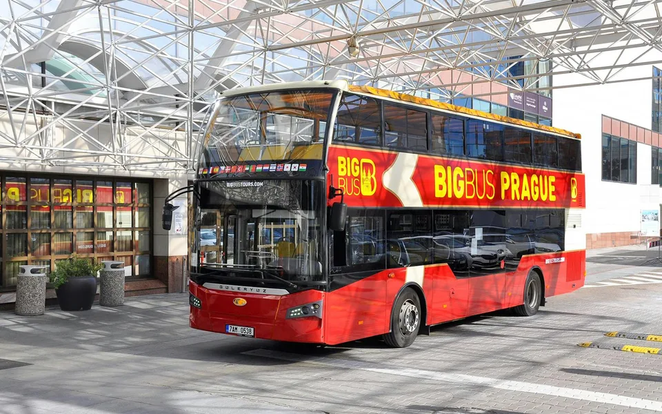 Autobus Big Bus Prague pod skleněnou přístřeškem