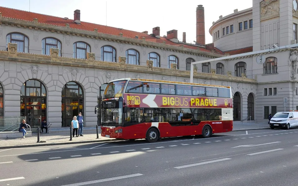 Červený autobus Big Bus Prague na městské ulici