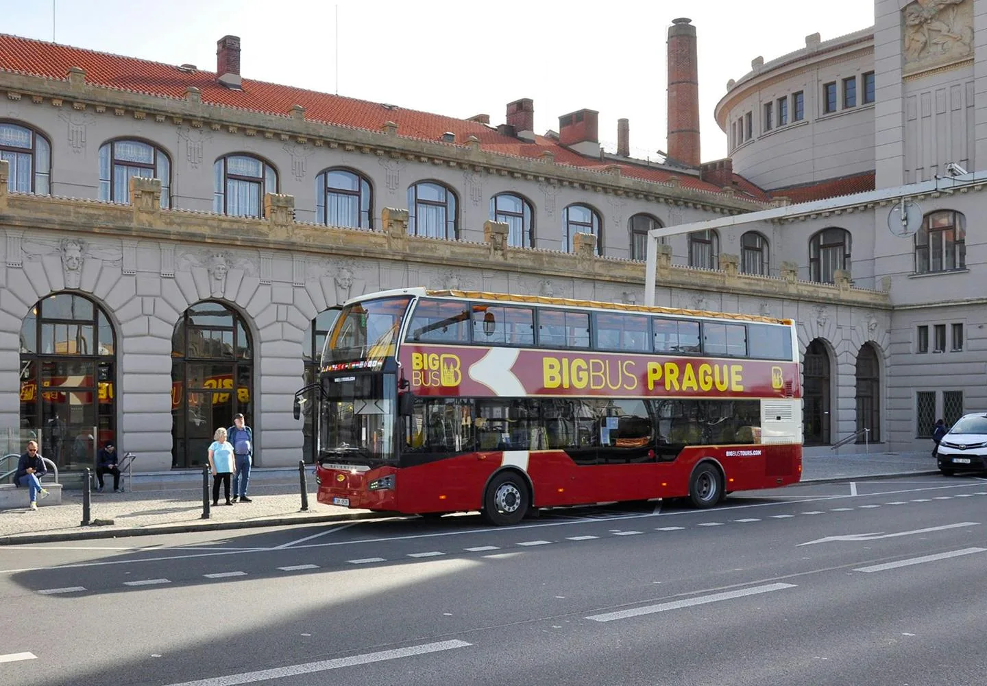 Červený autobus Big Bus Prague na městské ulici