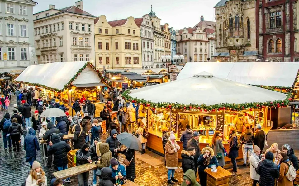 Zaplňované vánoční trhy v Praze