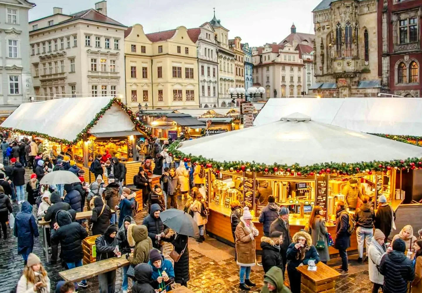 Zaplňované vánoční trhy v Praze