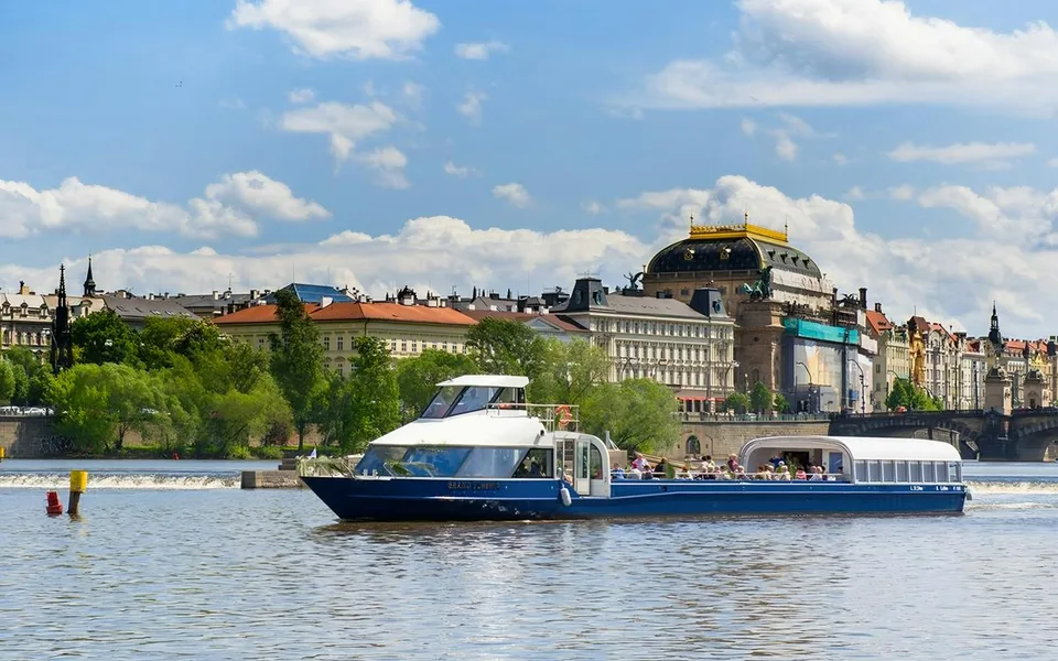 Glasdach‑Besichtigungsschiff auf der Moldau