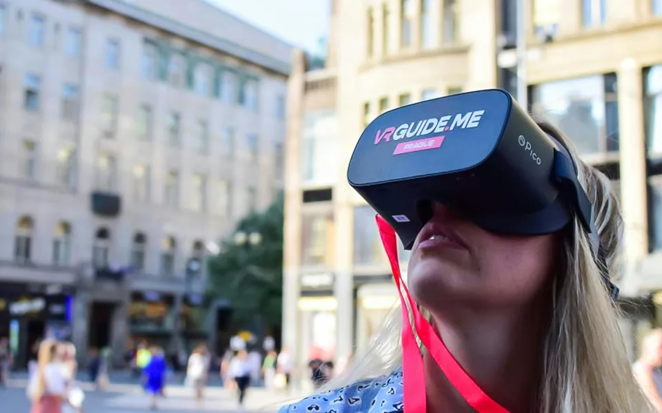 Návštěvník s virtuální realitou v hlavním centru Prahy