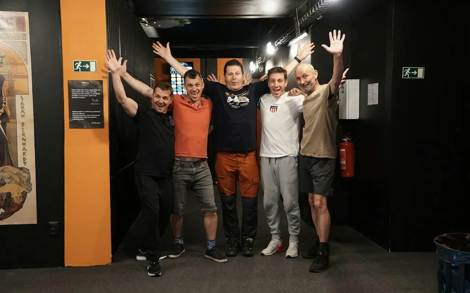 Gruppo che festeggia al TEPfactor Praga