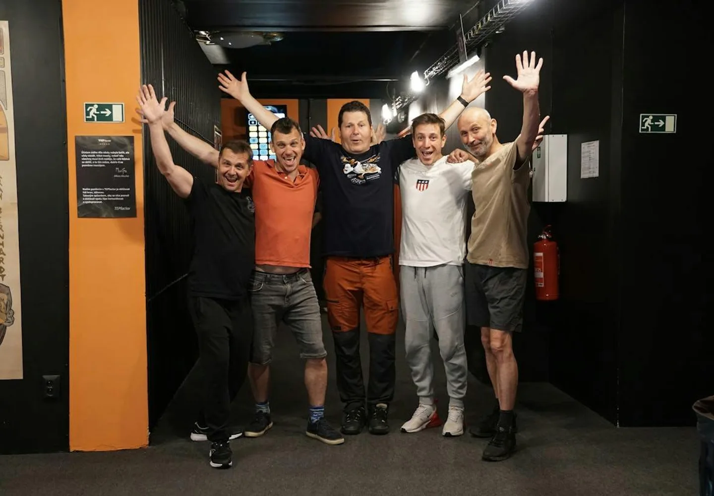 Gruppo che festeggia al TEPfactor Praga